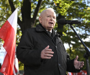 Jarosław Kaczyński w trakcie protestu przed Trybunałem Konstytucyjnym