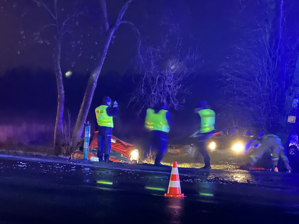 Śmiertelny wypadek w Łochowie. Rozpędzony 84-latek wjechał swoją pandą w audi, jego auto wylądowało w rowie 