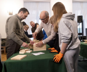 Włodzimierz Czarzasty robi budki dla ptaków Sejm/Piotr Tracz