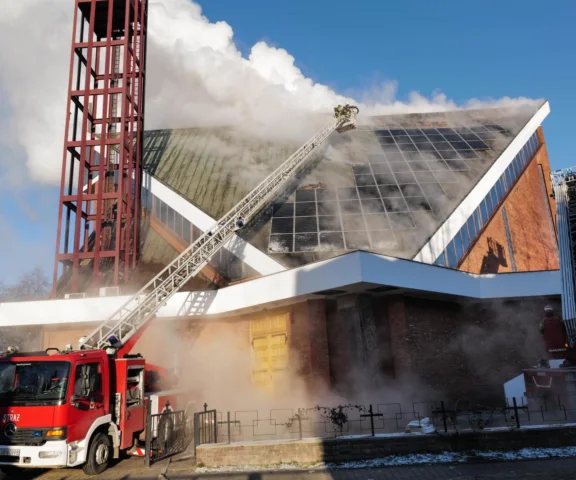 Pożar kościoła w Lublinie. 80 strażaków walczy z żywiołem