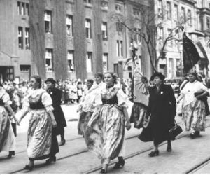 Uroczystości 3 Maja na starych fotografiach. Wielkie defilady i piękne stroje! [ZDJĘCIA]