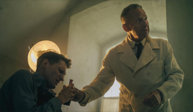 W roli głównej Jakub Gierszał, w obsadzie m.in. Aidan Gillen, Paul Freeman, Julia Pietrucha, Wojciech Mecwaldowski, Anna Próchniak, Mateusz Kościukiewicz, Antoni Pawlicki oraz Tomasz Kot.