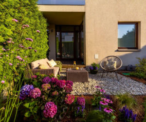 Ogródek przy mieszkaniu w bloku