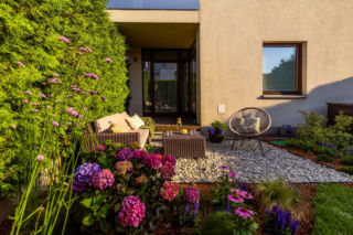 Ogródek przy mieszkaniu w bloku