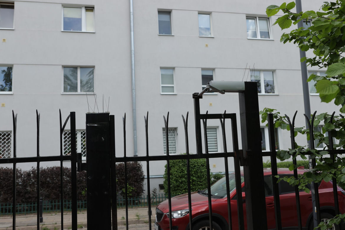 Mieszkańcy robią co mogą aby pozbyć się ptaków. 