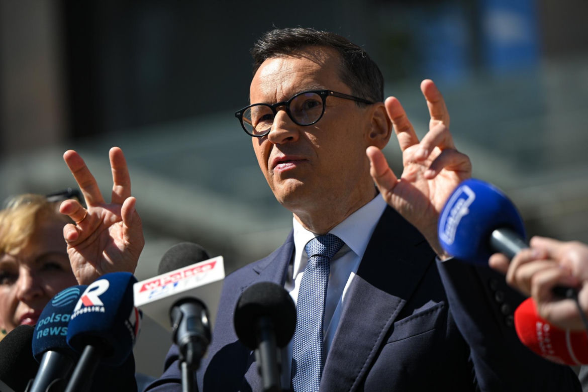 Konferencja posłów PiS przed Szpitalem Południowym z udziałem Mateusza Morawieckiego