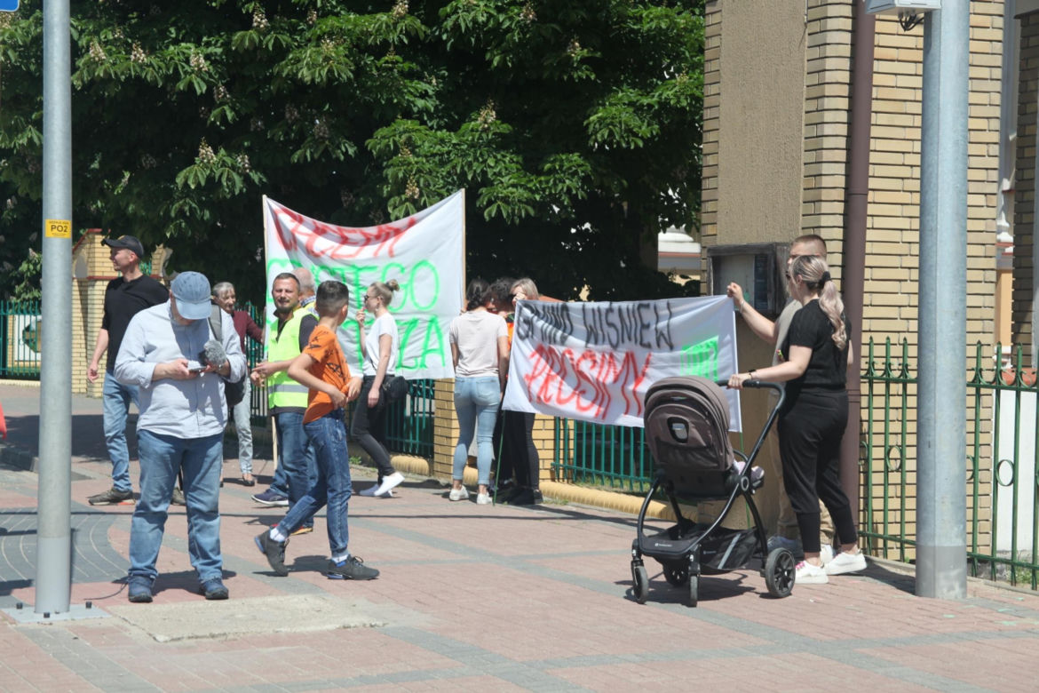 Mieszkańcy protestują: nie damy zabić się asfaltem. „Boję się o życie swojego półrocznego synka”