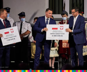 Premier Mateusz Morawiecki przyjechał na Podlasie i rozdaje czeki 