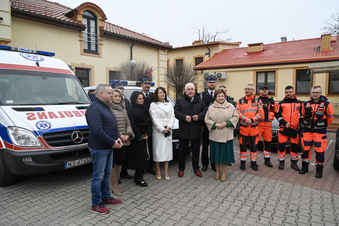 Karetki odebrali przedstawiciele OSP w Mariańskim Porzeczu i przedstawiciele Fundacji Eska Kowalscy