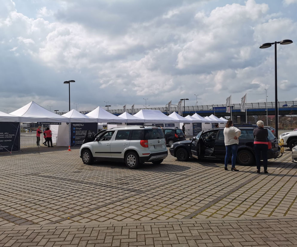 Największy w Polsce samochodowy punkt szczepień powstał na Stadionie Wrocław
