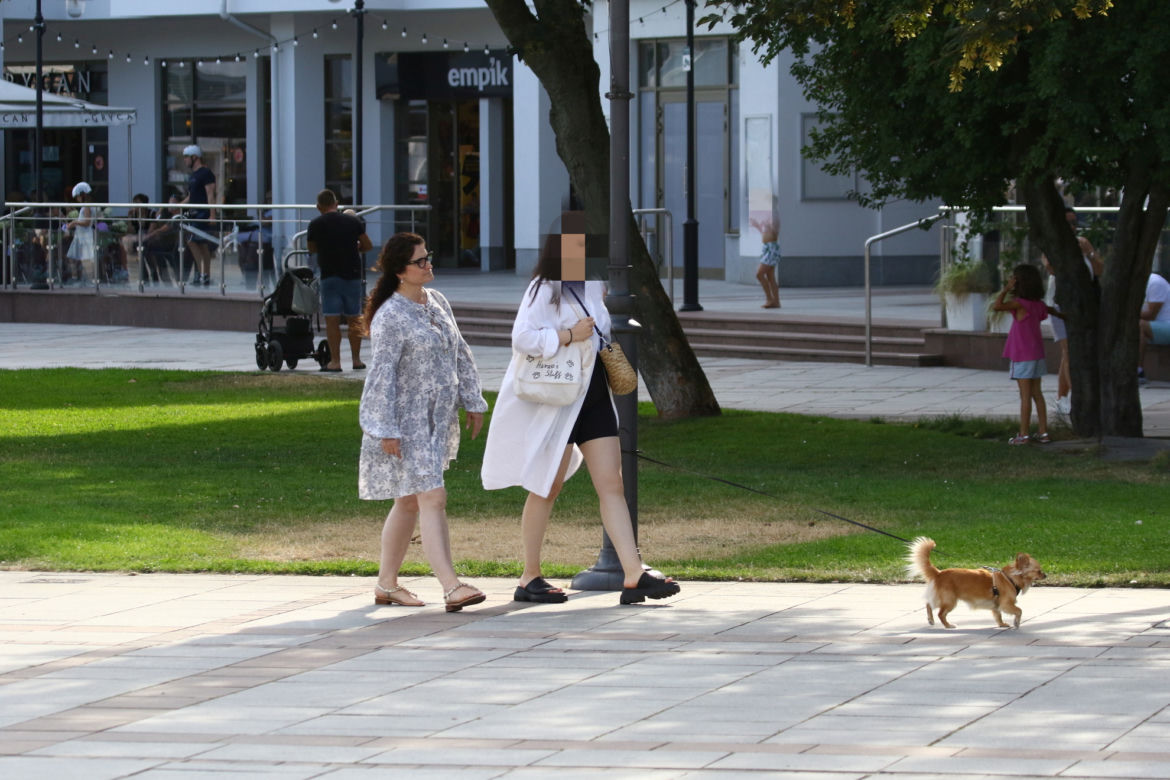 Była posłanka PiS z córką w restauracji. Całuje psa