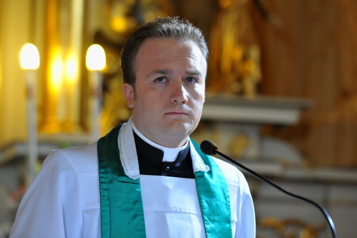 Bartłomiej Kasprzykowski zagrał wikarego Robert 