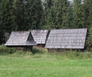 To jedna z najpiękniejszych wsi na Podhalu. Według legendy jej pierwszym sołtysem był słynny zbójnik