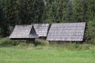 To jedna z najpiękniejszych wsi na Podhalu. Według legendy jej pierwszym sołtysem był słynny zbójnik