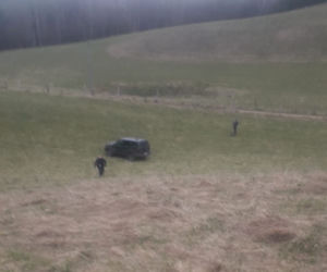 Kierowca terenówki jechał ŚRODKIEM DROGI. Na widok policji zaczął uciekać, niestety skończyła się droga