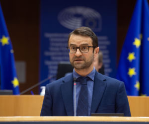 Kumple Suskiego zarabiają krocie jako europosłowie, a on mówi brukselski okupant