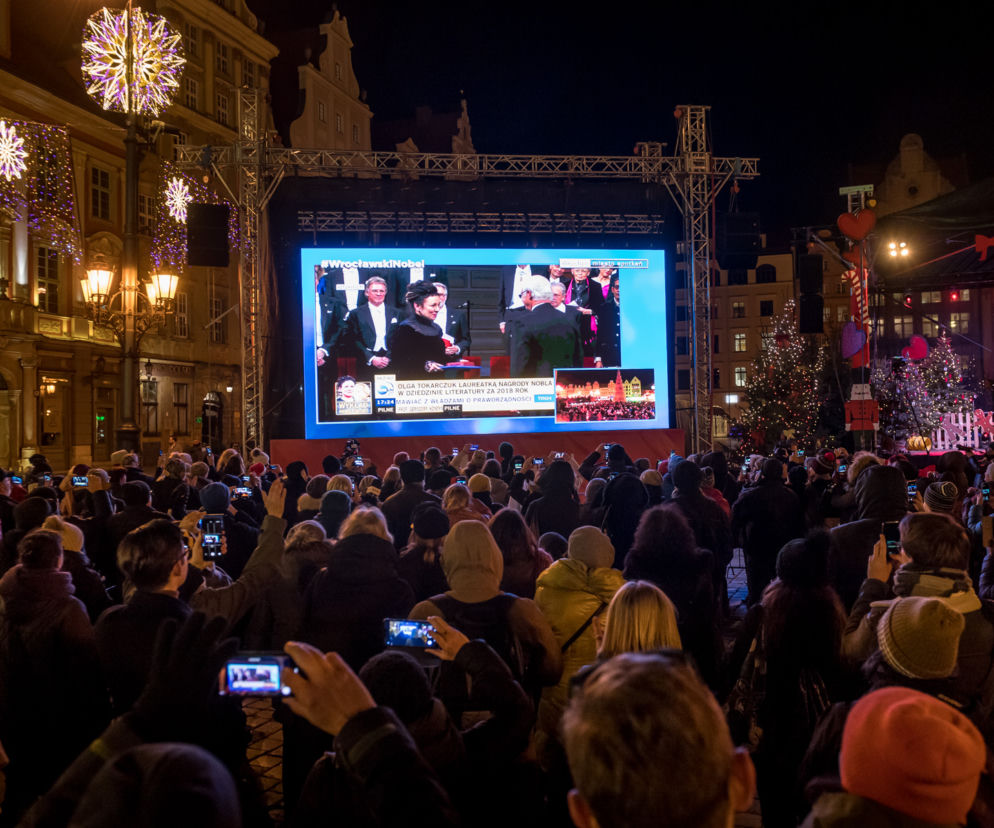 Tysiące osób oglądało relacje z wręczenia Nobla Oldze Tokarczuk, na wrocławskim rynku