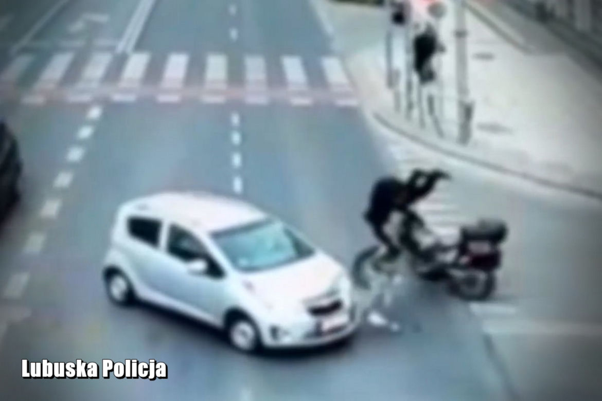 Przerażający wypadek w Zielonej Górze! Motocyklista wyleciał w powietrze po zderzeniu z chevroletem [ZDJĘCIA].