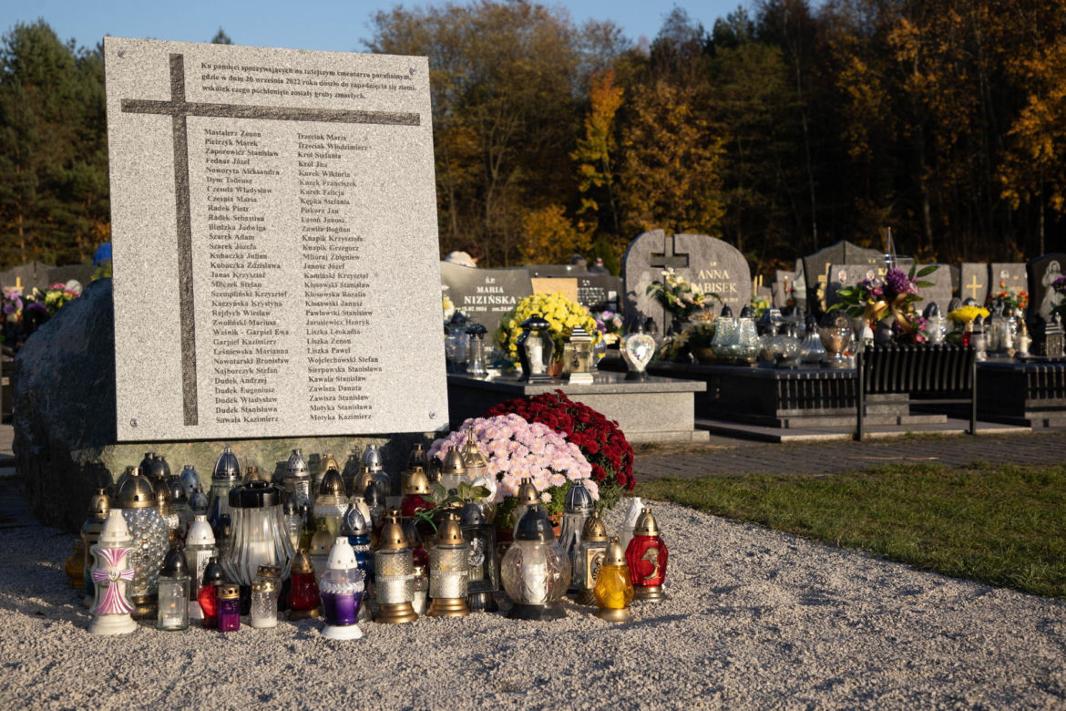Cmentarz w Trzebini na którym zapadlisko pochłonęło groby, został otwarty na Wszystkich Świętych