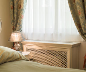 Ile kosztuje maskownica na kaloryfer? Aktualne ceny osłon grzejnikowych