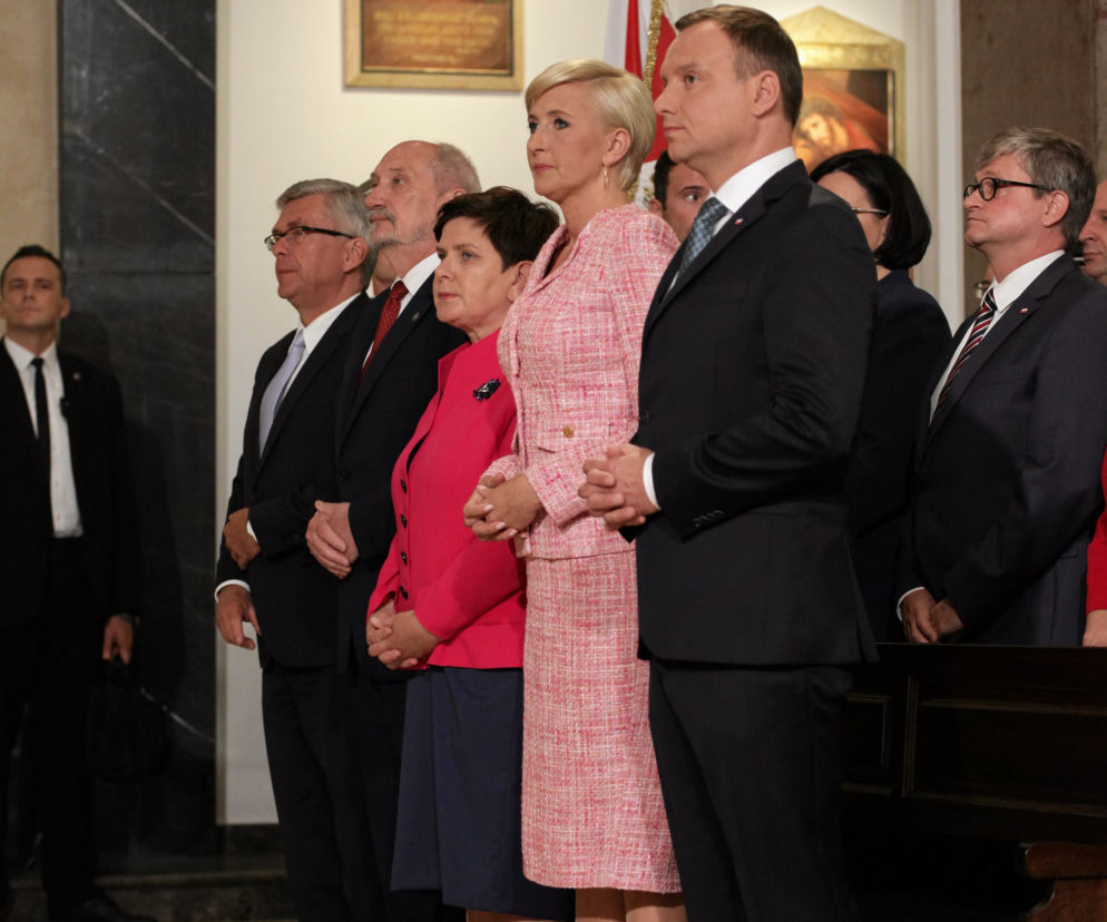 Duda jak Lady Di. Szydło jak Merkel.