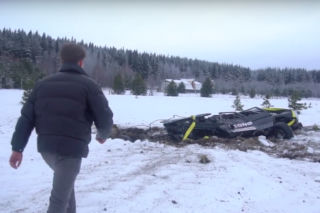 Zrzucił Mercedesa Klasy G z helikoptera. Zrobił to dla zwiększenia sławy - WIDEO