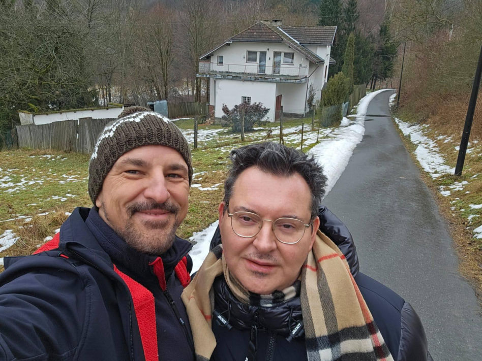 Michał Witkowski pod domem Violetty Villas