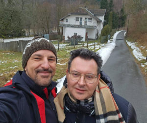 Michał Witkowski pod domem Violetty Villas