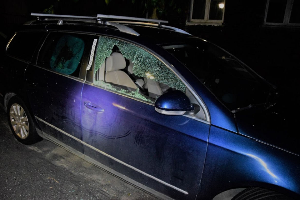 Kraków: Dwaj wandale zniszczyli pięć samochodów. Stali się agresywni