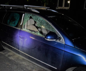 Kraków: Dwaj wandale zniszczyli pięć samochodów. Stali się agresywni