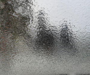 Koniec silnych mrozów w Łomży i regionie, ale nie koniec pogodowych problemów. Będzie ślisko!