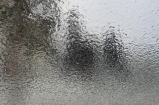 Koniec silnych mrozów w Łomży i regionie, ale nie koniec pogodowych problemów. Będzie ślisko!