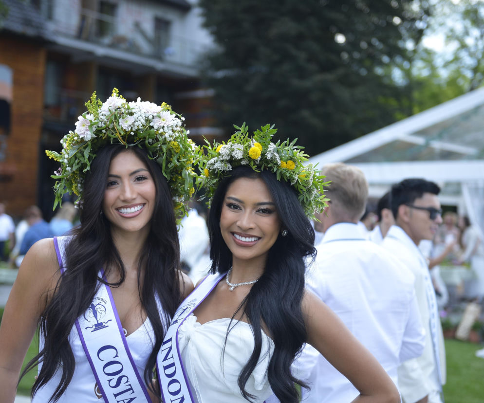 Dwie uśmiechnięte kandydatki na Miss Supranational w wiankach. O Nocy Kupały w Małopolsce przeczytasz w Eska.