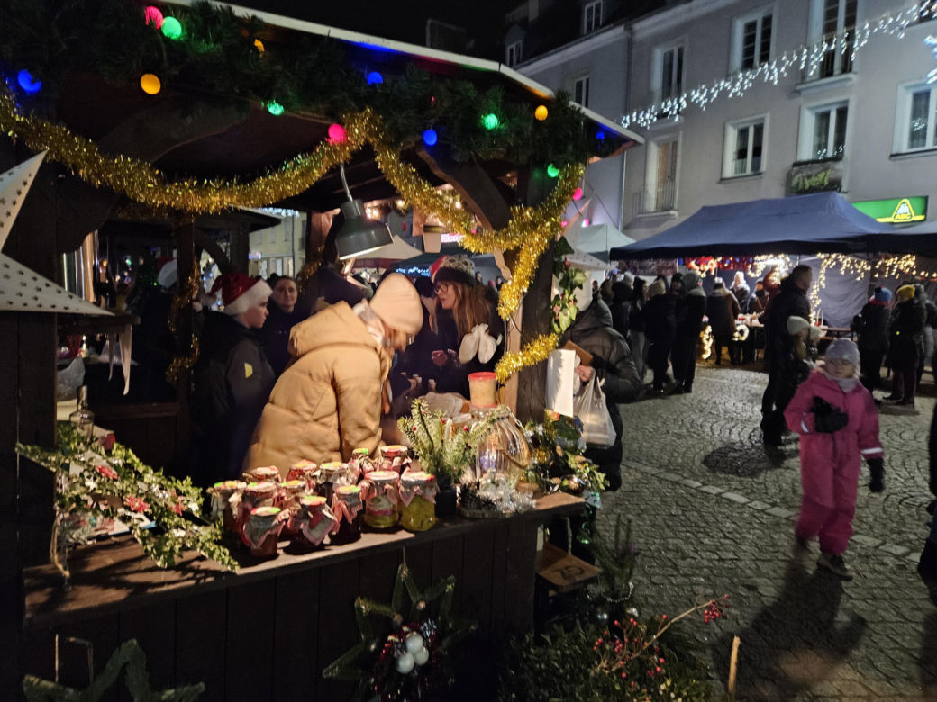 Jarmark Świąteczny w Biskupcu. Na scenie wystąpił zespół Arka Noego [ZDJĘCIA]