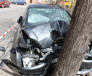 Rozpędzony 31-latek zatrzymał się na drzewie! O krok od tragedii w Grudziądzu [ZDJĘCIA]