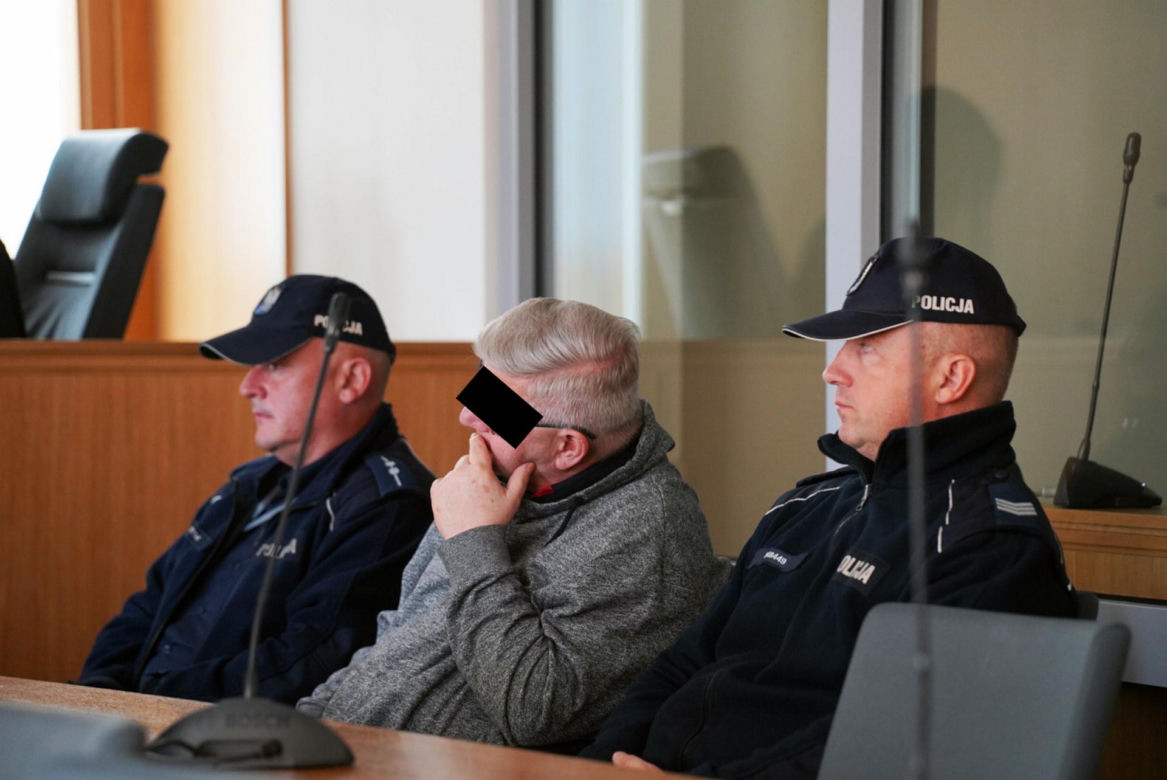 Ksiądz Mirosław porąbał siekierą i podpalił starego znajomego?! W sądzie szok: "mam dziecko"