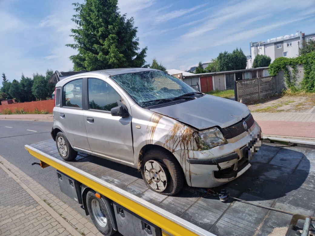 Złamał dożywotni zakaz. Po dachowaniu w pow. górowskim porzucił auto i poszedł pieszo