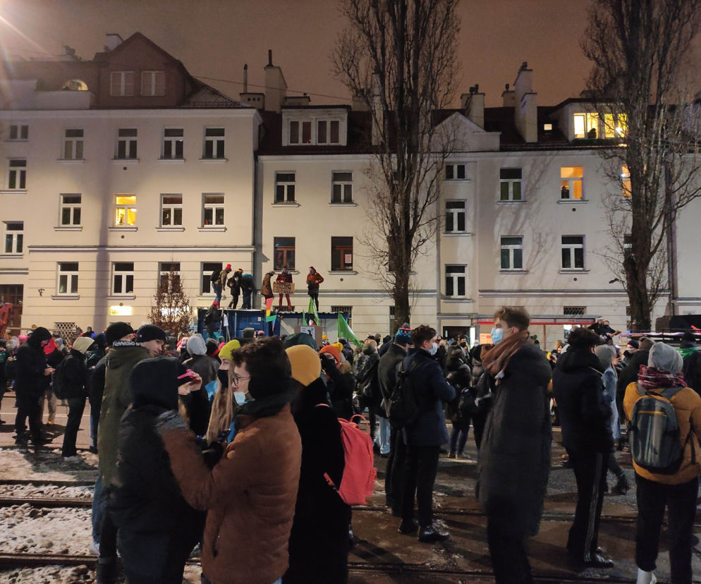 Wielka impreza pod domem Kaczyńskiego. Hałas do północy na Żoliborzu. W ruch poszły race