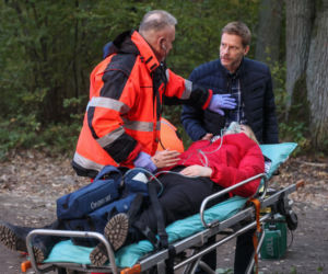 Na Wspólnej, odcinek 3389: Daria (Patrycja Topajew), Tadeusiak (Dariusz Wnuk), ratownicy