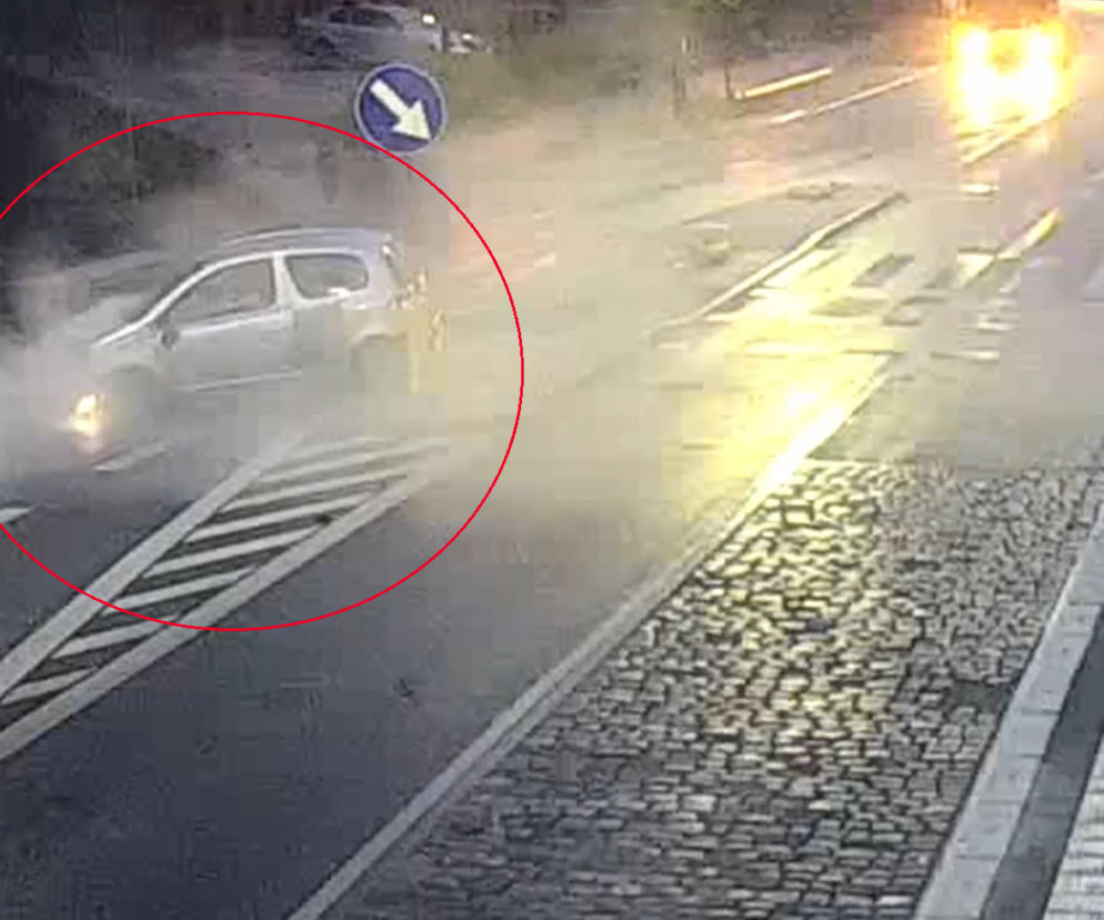 Olsztyn. Rozbił auto pod komendą policji. Wszystko zostało nagrane!