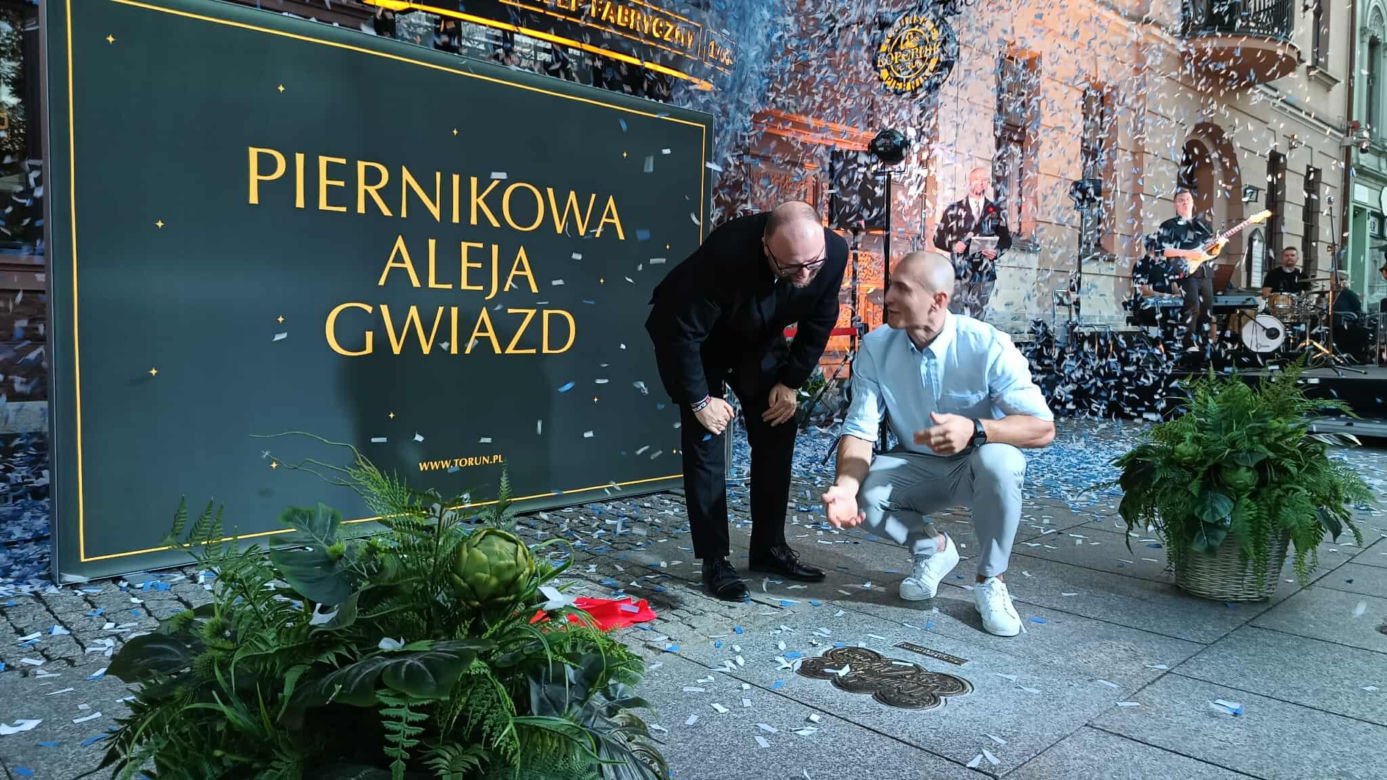 Mirosław Ziętarski z Katarzynką w Piernikowej Alei Gwiazd