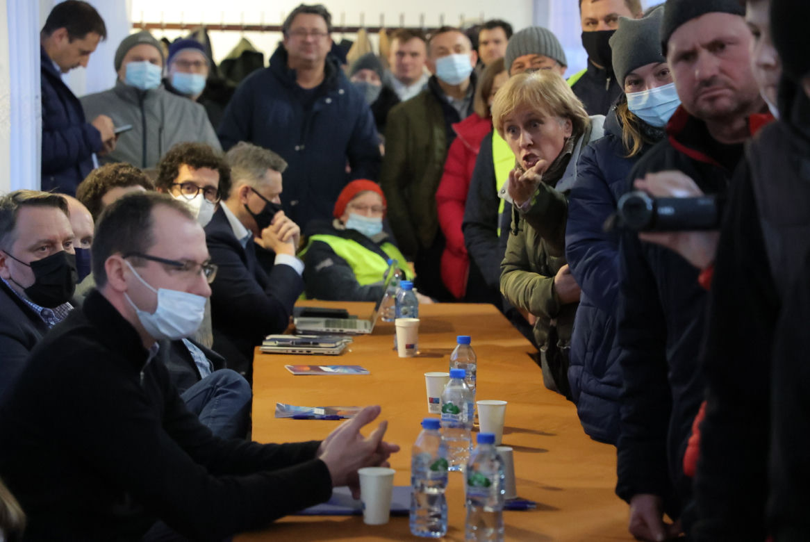 Awantura o lokalizację CPK. Mieszkańcy przyszli z kupą gnoju i jajkami 