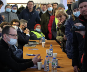 Awantura o lokalizację CPK. Mieszkańcy przyszli z kupą gnoju i jajkami 