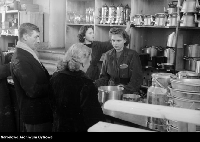 Sklep wielobranżowy Powszechny Dom Towarowy