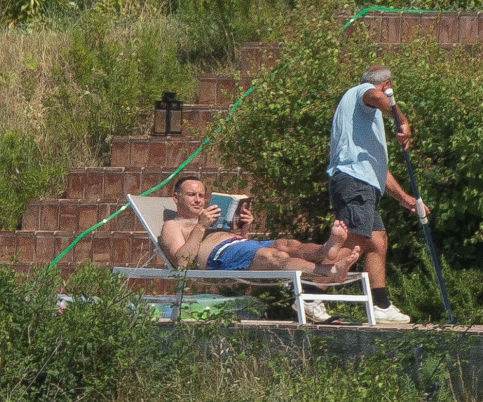 PREZYDENT NACIERA ŻONĘ I CZYTA RODZINNĄ SAGĘ