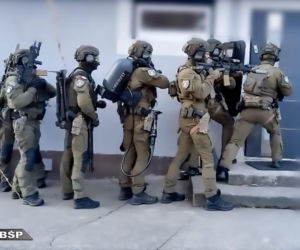 Akcja CBŚP jak z filmów! Wielkie pieniądze, broń, zegarki i narkotyki, które odurzyłyby pół Polski