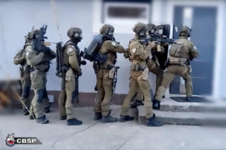 Akcja CBŚP jak z filmów! Wielkie pieniądze, broń, zegarki i narkotyki, które odurzyłyby pół Polski