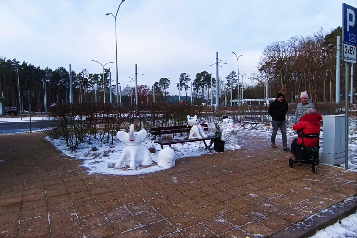 Rzeźby ze śniegu na pętli Głębokie
