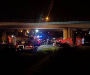 Śmiertelny wypadek na DTŚ. Samochód uderzył w filar i stanął w płomieniach [ZDJĘCIA]