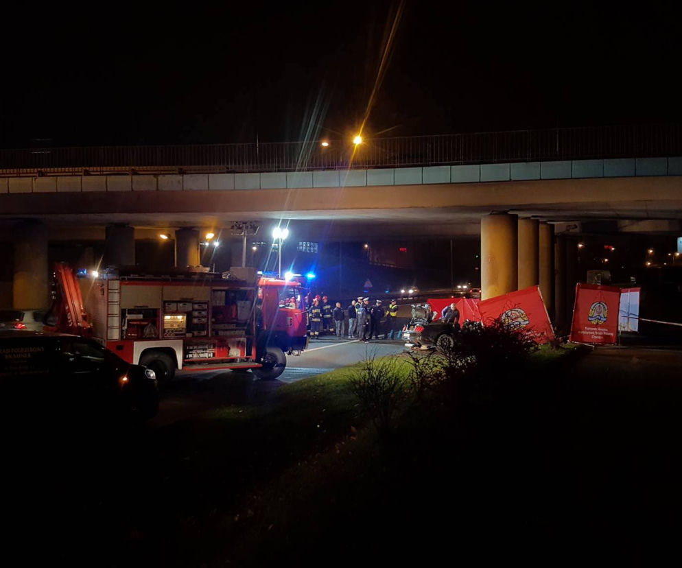 Śmiertelny wypadek na DTŚ. Samochód uderzył w filar i stanął w płomieniach [ZDJĘCIA]